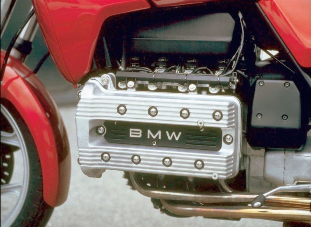 Il motore BMW K 100 con i cilindri trasversali "coricati" e l'iniezione Bosch Motronic